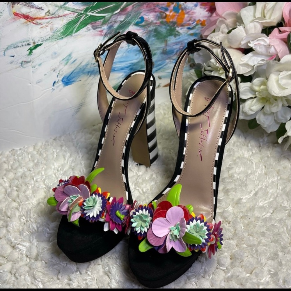 Betsey Johnson flower power! Size 7